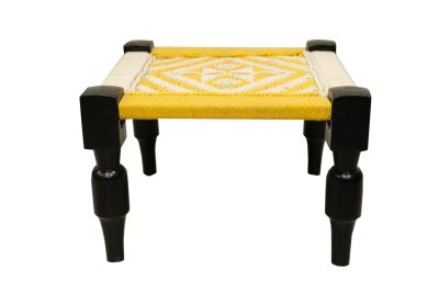 Σκαμπό με πλέξη macrame cotton σε μπεζ-κίτρινο χρώμα με ξύλινα μαύρα πόδια
