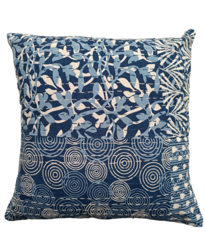 Διακοσμητικό χειροποίητο μαξιλάρι Kantha 40x40 μπλε με άσπρες λεπτομέρειες  (με γέμιση)