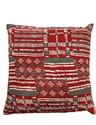 Διακοσμητικό χειροποίητο μαξιλάρι Kantha 40x40 κόκκινο με άσπρα και γκρι σχέδια (με γέμιση)