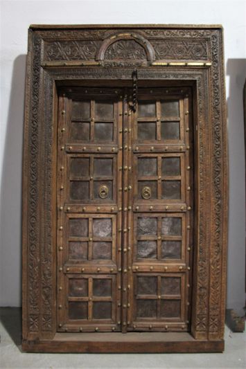 Πόρτα αποικιακής επιρροής με γεωμετρική διακόσμηση