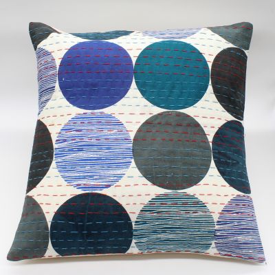 Διακοσμητικό μαξιλάρι Kantha 40x40 με κύκλους στις αποχρώσεις του μπλε  (με γέμιση)